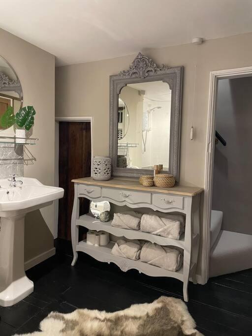 Entire Georgian Luxury Home - 3 Storey- High St Henley-In-Arden -Two Bedrooms-Sleeps 4 外观 照片